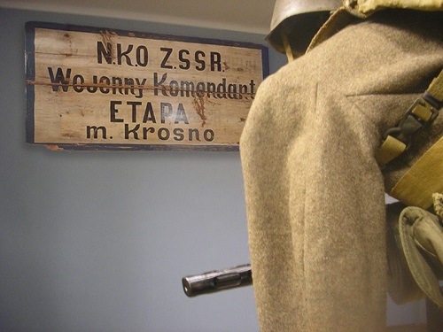 Tablica z budynku przy krośnieńskim rynku z okresu okupacji sowieckiej.